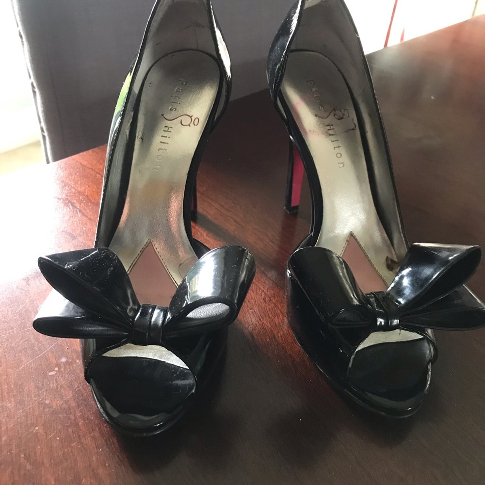 Zapatillas negras con mono de charol
